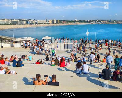 PORTO, PORTUGAL - 18. SEPTEMBER 2022: Menschen am offenen Port Day, Besuch der Dachterrasse des Leixoes Hafen Kreuzfahrtterminals, Stadtbild und Matosinhos Strand in Stockfoto