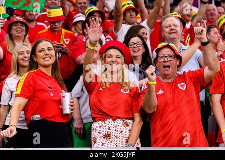 Doha, Katar. 21.. November 2022. Ahmed bin Ali Stadium Fans von Wales während eines Spiels zwischen den Vereinigten Staaten und Wales, gültig für die Gruppenphase der Weltmeisterschaft, im Ahmed bin Ali Stadium in Al-Rayyan, Katar. (Marcio Machado/SPP) Quelle: SPP Sport Press Foto. /Alamy Live News Stockfoto