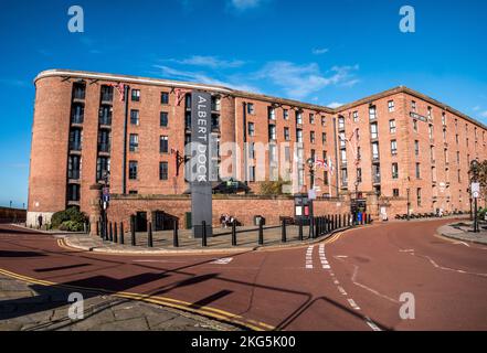 Straßenszenen in Liverpool, am Rand des Albert Dock mit Blick auf die Apartmenthäuser, die den Liverpool River Mersey und die Promenade schmücken Stockfoto