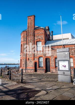 Straßenszene am Albert Dock in der Stadt Liverpool mit dem ursprünglichen Pier Head Gebäude am Ufer des Flusses Mersey Stockfoto