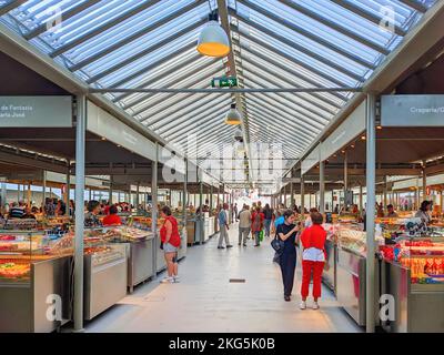 PORTO, PORTUGAL - 23. SEPTEMBER 2022: Menschen auf dem frisch renovierten berühmten Bolhao-Markt im Zentrum von Porto Stockfoto