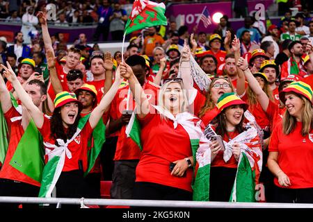 Doha, Katar. 21.. November 2022. Ahmed bin Ali Stadium Fans von Wales während eines Spiels zwischen den Vereinigten Staaten und Wales, gültig für die Gruppenphase der Weltmeisterschaft, im Ahmed bin Ali Stadium in Al-Rayyan, Katar, abgehalten. (Marcio Machado/SPP) Quelle: SPP Sport Press Foto. /Alamy Live News Stockfoto