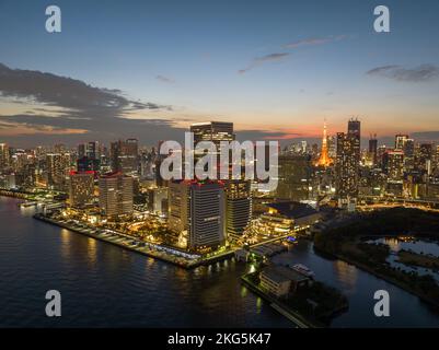 Sonnenuntergang über Tokio und Hochhäuser am Ufer Stockfoto