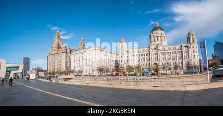 Straßenszenen in der Hafenstadt Liverpool sehen Sie hier von der Pier Head Promenade mit Blick auf die Gebäude, die als die Three Graces bekannt sind Stockfoto