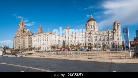 Straßenszenen in der Hafenstadt Liverpool sehen Sie hier von der Pier Head Promenade mit Blick auf die Gebäude, die als die Three Graces bekannt sind Stockfoto