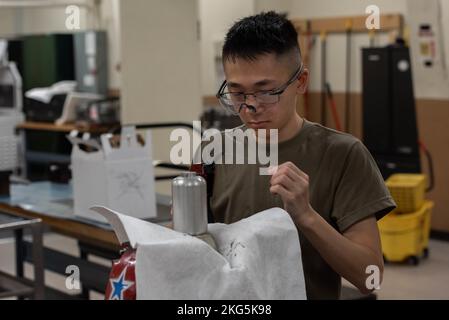 Senior Airman Kyan Punotai, Spezialist für Hydraulik der 18. Component Maintenance Squadron, bereitet sich auf die Abdichtung einer hydraulischen Filterkomponente auf der Kadena Air Base, Japan, am 5. Oktober 2022 vor. 18. CMS-Betreuer überprüfen hydraulische und pneumatische Komponenten aus jedem Flugzeug auf KAB und stellen sicher, dass sie die Anforderungen an die Betriebsfähigkeit erfüllen. Stockfoto