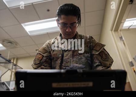 Senior Airman Santiago Sejas, Spezialist für die Hydraulik von 18. Component Maintenance Squadron, prüft einen technischen Auftrag auf der Kadena Air Base, Japan, 5. Oktober 2022. 18 CMS-Betreuer überprüfen hydraulische und pneumatische Komponenten aus jedem Flugzeug auf KAB und stellen sicher, dass sie die Anforderungen an die Betriebsfähigkeit erfüllen. Stockfoto