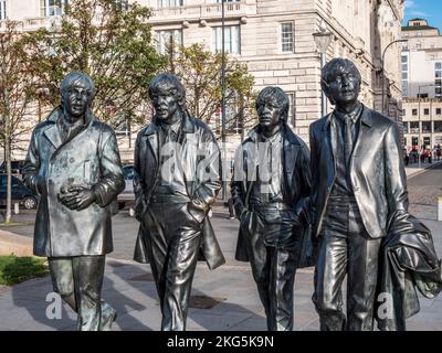 Straßenszene in Liverpool mit den Bronzestatuen der berühmten Beatles Popgruppe, mit Paul McCartney, George Harrison, Ringo Starr, John Lennon Stockfoto