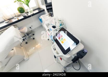 Hochwinkelaufnahme im Inneren eines professionellen SPA- und Schönheitssalons für ästhetische Medizin. Verschiedene Hautpflege- und Gesichtsgeräte. Hochwertiges Foto Stockfoto