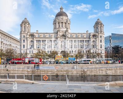 Straßenszenen in Liverpool von der Pier Head Promenade mit Blick auf den Hafen von Liverpool Gebäude mit seinem St. Paul's thematisch gewölbten Dach Stockfoto