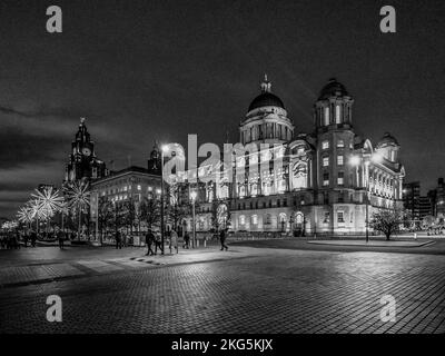 Straßenszenen in der Hafenstadt Liverpool sehen Sie hier von der Pier Head Promenade mit Blick auf die Gebäude, die als die Three Graces bekannt sind Stockfoto