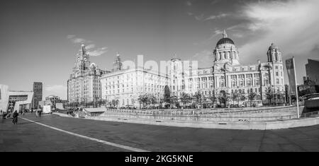 Straßenszenen in der Hafenstadt Liverpool sehen Sie hier von der Pier Head Promenade mit Blick auf die Gebäude, die als die Three Graces bekannt sind Stockfoto