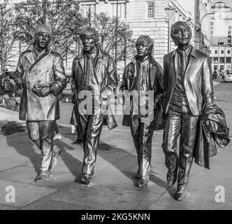 Straßenszene in Liverpool mit den Bronzestatuen der berühmten Beatles Popgruppe, mit Paul McCartney, George Harrison, Ringo Starr, John Lennon Stockfoto