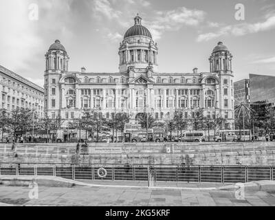 Straßenszenen in Liverpool von der Pier Head Promenade mit Blick auf den Hafen von Liverpool Gebäude mit seinem St. Paul's thematisch gewölbten Dach Stockfoto