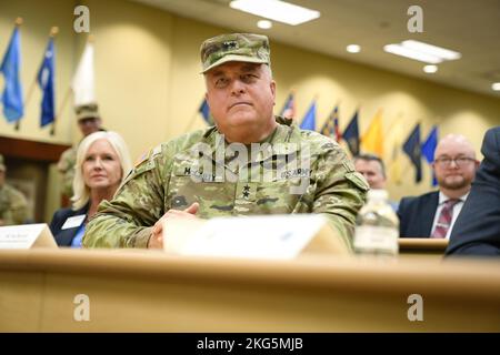 Der General Maj. Van McCarty, Adjutant General von South Carolina, sieht während der gestrigen Übernahme der Befehlszeremonie auf den General Maj. Bob D. harter, der am 20. September 2022 in Ft. Offiziell das Kommando über die 81. Readiness Division übernahm. Jackson, South Carolina. Harter war zuletzt als stellvertretender Chef der Armeereserva im US-amerikanischen Bundesstaat Washington, D.C., tätig. Zu den prominentesten Gästen dieser Veranstaltung gehörte LT. General Jody J. Daniels, Chef der Armreserve und Kommandant des US Army Reserve Command; Der ehrenwerte Kevin Shwedo, Zivilangestellte des Armeeministers, South Carol Stockfoto