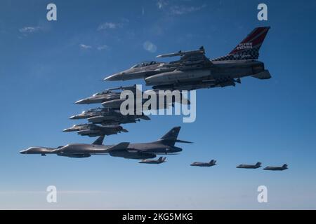Die US-Luftwaffe F-16s des 51.-Kampfflügels begleitete zusammen mit der Republik Korea F-35As zwei strategische Bomber der B-1B der USA, die in die koreanische Luftverteidigungszone eindrangen, und führte am 19. November 2022 einen kombinierten Flug in einer Formation durch. Das Training zeigte, dass die ROK-US auf der Grundlage der überwältigenden Macht des Bündnisses und des US-amerikanischen Engagements für eine erweiterte Abschreckung bei der Verteidigung der koreanischen Halbinsel Verteidigungsfähigkeit und -Haltung kombiniert haben. (USA Luftwaffe Foto von Senior Airman Megan Estrada) Stockfoto