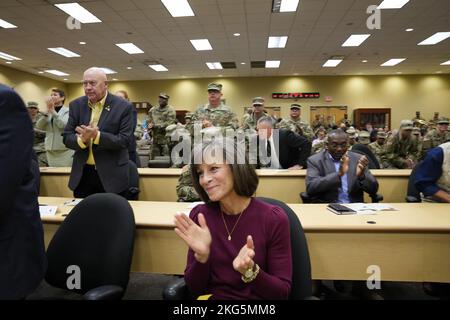 Maj. General Bob harter erhält nach seiner Rede für seine gestrige Befehlsübernahme eine Standing Ovation. Harter, der am 20. September 2022 offiziell das Kommando über die 81. Readiness Division in Ft. Jackson, South Carolina, diente zuletzt als stellvertretender Chef der Armeereserva im US-amerikanischen Bundesstaat Washington, D.C. zu den prominentesten Gästen dieser Veranstaltung gehörte LT. General Jody J. Daniels, Chef der Armreserve und Kommandant des US Army Reserve Command; Der ehrenwerte Kevin Shwedo, Zivilangestellte des Armeeministers, South Carolina, Stockfoto