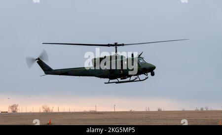 Ein Hubschrauber der UH-1N Huey, der den Generalmajor Michael Lutton, den Kommandanten der Luftwaffe von 20., befördert, bereitet sich auf den Start auf der Minot Air Force Base, North Dakota, am 3. November 2022 vor. Der Hubschrauberflug war Teil des Besuchs des Luftwaffenkommandos 20. bei der Installation. (USA Luftwaffe Foto von Master Sgt. Ryan Bell) Stockfoto