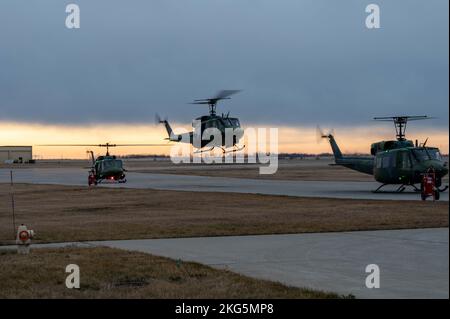 Ein Hubschrauber der UH-1N Huey, der den Generalmajor Michael Lutton, den Kommandanten der Luftwaffe von 20., befördert, bereitet sich auf den Start auf der Minot Air Force Base, North Dakota, am 3. November 2022 vor. Der Hubschrauberflug war Teil des Besuchs des 20 AF-Kommandoteams bei der Installation. (USA Luftwaffe Foto von Master Sgt. Ryan Bell) Stockfoto