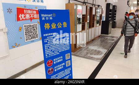 SHANGHAI, CHINA - 22. NOVEMBER 2022 - die Leute kaufen im größten Wal-Mart Store in Shanghai, China, ein, 19. November 2022. Wal-Mart Stores schließt an der N Stockfoto