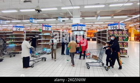 SHANGHAI, CHINA - 22. NOVEMBER 2022 - die Leute kaufen im größten Wal-Mart Store in Shanghai, China, ein, 19. November 2022. Wal-Mart Stores schließt an der N Stockfoto