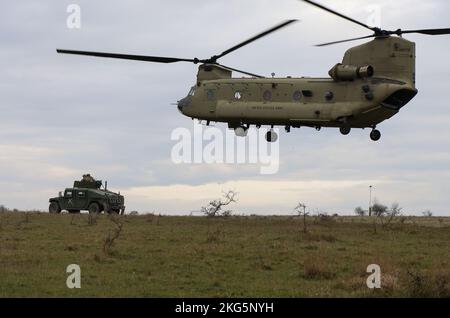 Dolch Company, 1. Bataillon, 26. Infanterie-Regiment, 2. Brigade Combat Team, 101. Airborne Division (Air Assault) und 280. Rumänische mechanisierte Bataillon führen Schlingentraglast und Luftangriffe mit CH-47s der 1. Armored Division Combat Aviation Brigade während der Übung Justice Sword in Rumänien vom 23. Oktober bis 10. November, 2022. Justice Sword, eine gemeinsame Trainingsübung im rumänischen Joint National Training Center, baut die Interoperabilität und Letalität der Strike Brigade und unserer rumänischen Kollegen auf und verbessert sie. Die Verpflichtung der Vereinigten Staaten zur Verteidigung des NATO-Territoriums i Stockfoto