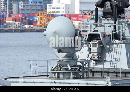Tokio, Japan - 07. November 2021: Das Feuerwehrradarsystem Thales STIR-180 der deutschen Marine auf Bayern (F217). Stockfoto