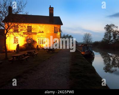 Abend am Kennet & Avon Kanal, Honeystreet, Wiltshire, England Stockfoto