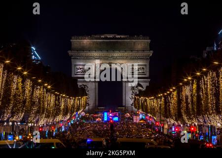 Paris, Frankreich - 20. November 2022: Weihnachtszeit, Dekoration entlang der Avenue des Champs Elysees mit Arc de Triomphe im Hintergrund in Paris, Fra Stockfoto