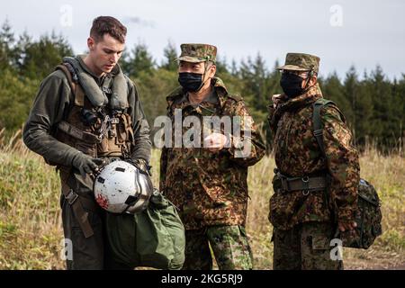 A U.S. Marine with Marine Medium Tiltrotor Squadron 265, Marine Aircraft Group 36, 1. Marine Aircraft Wing bereitet sich auf den Transport von Mitgliedern der Japan Ground Self-Defense Force mit einem MV-22 Osprey im Kamifurano Maneuver Area, Hokkaido, Japan, 5. Oktober 2022 vor. Resolute Dragon 22 ist eine jährliche bilaterale Übung zur Stärkung der Verteidigungsfähigkeiten der US-Japan-Allianz durch die Ausübung integrierter Kommando- und Kontrollmaßnahmen, das Anvisieren, die Kombination von Waffen und Manövern über mehrere Bereiche hinweg. Stockfoto