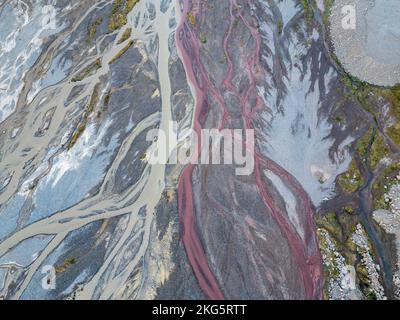 Luftaufnahme von Flüssen und Bächen, die nach Embalse de Yeso in Cajon del Maipo in der Nähe von Santiago de Chile fließen Stockfoto