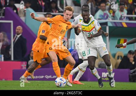 Doha, Katar. 21.. November 2022. Frenkie DE JONG (NED), Action, Duelle gegen SABALY Youssouf (SEN). Spiel 2, Gruppe A Senegal (SEN) - Niederlande (NED) 0-2 am 21/11/2022 im Al Thumama Stadium. Fußball-Weltmeisterschaft 20122 in Katar ab 20,11. - 18.12.2022 ? Kredit: dpa/Alamy Live Nachrichten Stockfoto