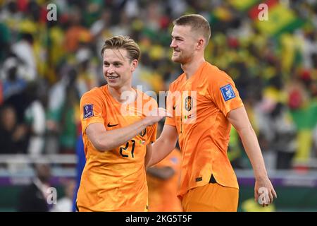 Doha, Katar. 21.. November 2022. Von links: Frenkie DE JONG (NED) mit Matthijs DE LIGT (NED), Aktion. Spiel 2, Gruppe A Senegal (SEN) - Niederlande (NED) 0-2 am 21/11/2022 im Al Thumama Stadium. Fußball-Weltmeisterschaft 20122 in Katar ab 20,11. - 18.12.2022 ? Kredit: dpa/Alamy Live Nachrichten Stockfoto