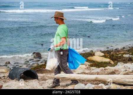 100522-N-KD414-7713 SAN NICOLAS ISLAND, KALIFORNIEN (NNS) (OKT 5, 2022) – die US-Marine führte eine jährliche Küstenreinigung an den abgelegenen Stränden von San Nicolas Island (SNI), der am stärksten isolierten der kalifornischen Kanalinseln, die 65 Meilen vor der Küste liegen, und südlich des Marinestützpunktes Ventura County (NBVC) Point Mugu durch. Das Aufräumteam bestand aus fast fünfzig freiwilligen Matrosen der Marine und Zivilisten, die dem NBVC und der Naval Air Warfare Center Weapons Division zugewiesen waren, die über zweitausend Pfund Müll und Schutt an drei SNI-Stränden entfernten. NBVC ist eine strategisch gelegene Naval-Installation bestehend Stockfoto