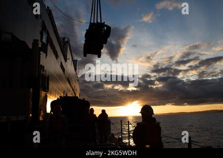 221005-N-DK042-1273 HAFEN VON KUSHIRO, Japan (5. Oktober 2022) Matrosen des Amphibienbaubataillons (ACB) 1 und des Frachthandhabungsbataillons der Marine (NCHB) 1, als Teil des Navy Support Elements zur Unterstützung der Operation Resolute Dragon 22, Senken Sie einen mitteltaktischen Fahrzeugaustausch mit Leitungen auf das Deck eines verbesserten Schiffs der Marine (INLS) während des Kranbetriebs, der bei USNS Dahl (T-AKR 312) im Kushiro Port, Japan, am 5. Oktober 2022 festgemacht wurde. USS Benfold (DDG 65), USNS Dahl (T-AKR 312) und USNS Sacagawea (T-AKE 2) beteiligen sich an der gemeinsamen bilateralen Integration mit III Marine Expe Stockfoto