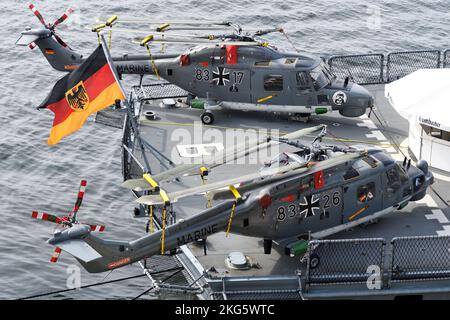 Tokio, Japan - 07. November 2021: Marine Jack der deutschen Marine und Westland Sea Lynx Mk.88A Anti-U-Boot-Hubschrauber. Stockfoto