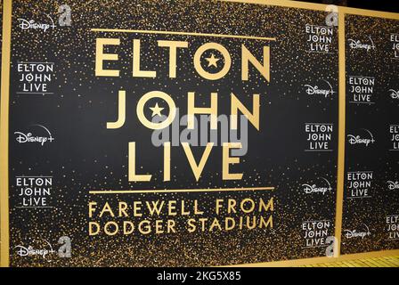 LOS ANGELES, KALIFORNIEN - 20. NOVEMBER: Besucher des Disney+ „Elton John Live: Farewell from Dodger Stadium“ Yellow Brick Road Event in Dodg Stockfoto