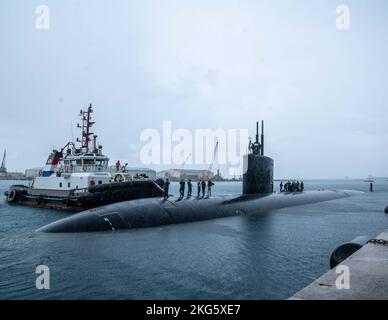 POLARIS POINT, Guam (Okt 5, 2022) das Schnellangriffs-U-Boot USS Springfield (SSN 761) der Los Angeles-Klasse verlässt den Marinestützpunkt Guam, 5. Oktober. Springfield ist eines von fünf U-Booten, die Commander, Submarine Squadron (SUBRON) 15, zugewiesen wurden. SUBRON 15 ist verantwortlich für die Bereitstellung von Training, Material und Personal Readiness Support für fünf vorbereitende Los Angeles-Klasse Schnellangriff-U-Boote und befindet sich am Polaris Point, Naval Base Guam. Stockfoto