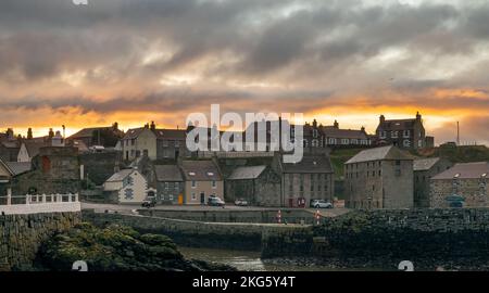 21. November 2022 Portsoy, Aberdeenshire, Schottland. Dies ist der Blick auf den alten Hafen von Portsoy, während die Sonne im November unterging. Stockfoto