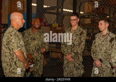 KINGS BAY, Georgia (Okt. 6, 2022) Vize-Adm. Jim Kilby, Commander Task Force 80 und stellvertretender Kommandant der US-Flottenstreitkräfte, spricht mit Submarine-Logistikspezialisten, die in der Trident Refit Facility stationiert sind, während seines Besuchs auf der Naval Submarine Base Kings Bay, Georgia. Die Basis ist die Heimat aller U-Boote der East Coast Ohio-Klasse. Stockfoto