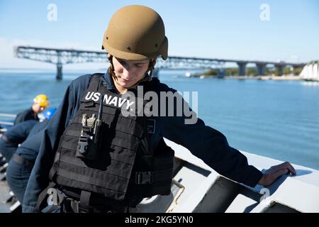 221006-N-LK647-0380 MARINEWAFFENSTATION YORKTOWN – Fire Controlman 3. Klasse Jacob Howard, der dem Lenkraketen-Kreuzer USS Normandy (CG 60) der Ticonderoga-Klasse zugewiesen wurde, ist das kleine Handwerks-Action-Team während See- und Ankerdetails im Einsatz, während die Normandie als Teil der Gerald R. Ford Carrier Strike Group am 6. Oktober 2022 auf den Weg geht. Der erste Flugzeugträger seiner Klasse, USS Gerald R. Ford (CVN 78), befindet sich auf seinem ersten Einsatz und führt zusammen mit NATO-Alliierten und Partnern Schulungen und Operationen durch, um die Integration für zukünftige Einsätze zu verbessern und das Engagement der US-Marine für ein friedliches, stabiles A zu demonstrieren Stockfoto