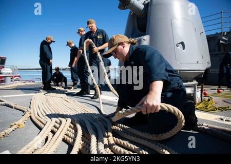 221006-N-LK647-0001 MARINEWAFFENSTATION YORKTOWN – Matrosen, die dem Lenkraketen-Kreuzer USS Normandy (CG 60) der Ticonderoga-Klasse zugewiesen wurden, täuschten während einer See- und Ankerentwicklung als Teil der Gerald R. Ford Carrier Strike Group, 6. Oktober 2022, die Linie nach unten. Der erste Flugzeugträger seiner Klasse, USS Gerald R. Ford (CVN 78), befindet sich auf seinem ersten Einsatz und führt zusammen mit NATO-Alliierten und Partnern Schulungen und Operationen durch, um die Integration für zukünftige Einsätze zu verbessern und das Engagement der US-Marine für eine friedliche, stabile und konfliktfreie Atlantikregion zu demonstrieren. Stockfoto