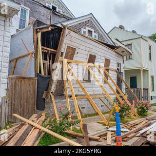 NEW ORLEANS, LA, USA - 27. JUNI 2020: Provisorisches Holzstützsystem verhindert das Herunterfallen der Vorderseite eines stürzenden Hauses Stockfoto