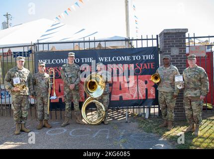 Mitglieder der 41. Army Band, Mississippi Army National Guard, bereiten sich darauf vor, auf der Mississippi State Fair in Jackson, Mississippi, am 6. Oktober 2022 zu spielen. (USA Fotos der Armee-Nationalgarde von Staff Sgt. Connie Jones) Stockfoto