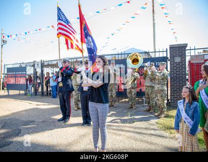 Harley Smith, Tochter von LT. Col. Deidre Smith, Direktor der Mississippi National Guard Public Affairs, interpretiert das Star Spangled Banner auf der Mississippi State Fair Ribbon-Cutting in Jackson, Mississippi, am 6. Oktober 2022. Stockfoto