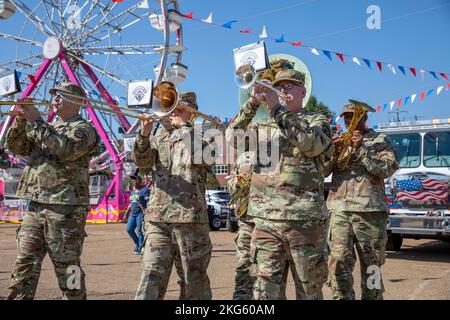 Die 41. Army Band, Mississippi Army National Guard, spielt eine Auswahl auf der Mississippi State Fair Ribbon-Cutting in Jackson, Mississippi, am 6. Oktober 2022. Stockfoto