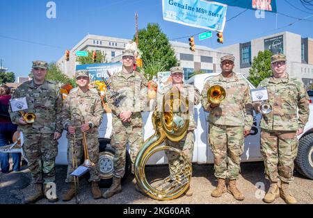 Die 41. Army Band, Mississippi Army National Guard, bereitet sich darauf vor, das Star Spangled Banner beim Mississippi State Fair Ribbon-Cutting in Jackson, Mississippi, am 6. Oktober 2022 zu spielen. Stockfoto