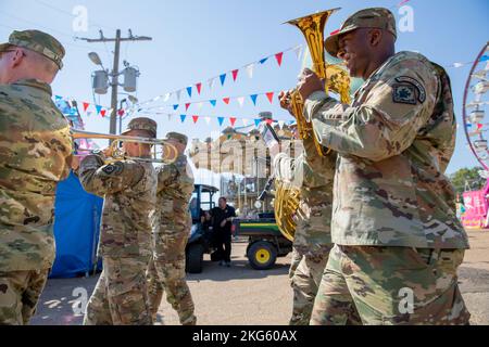 Die 41. Army Band, Mississippi Army National Guard, spielt eine Auswahl auf der Mississippi State Fair Ribbon-Cutting in Jackson, Mississippi, am 6. Oktober 2022. Stockfoto