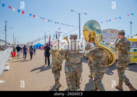 Die 41. Army Band, Mississippi Army National Guard, spielt eine Auswahl auf der Mississippi State Fair Ribbon-Cutting in Jackson, Mississippi, am 6. Oktober 2022. Stockfoto