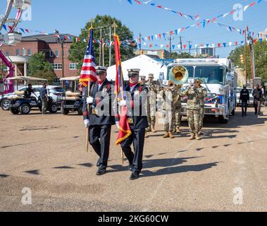 Die 41. Army Band, Mississippi Army National Guard, bereitet sich darauf vor, eine Auswahl auf der Mississippi State Fair Ribbon-Cutting in Jackson, Mississippi, am 6. Oktober 2022 zu spielen. Stockfoto